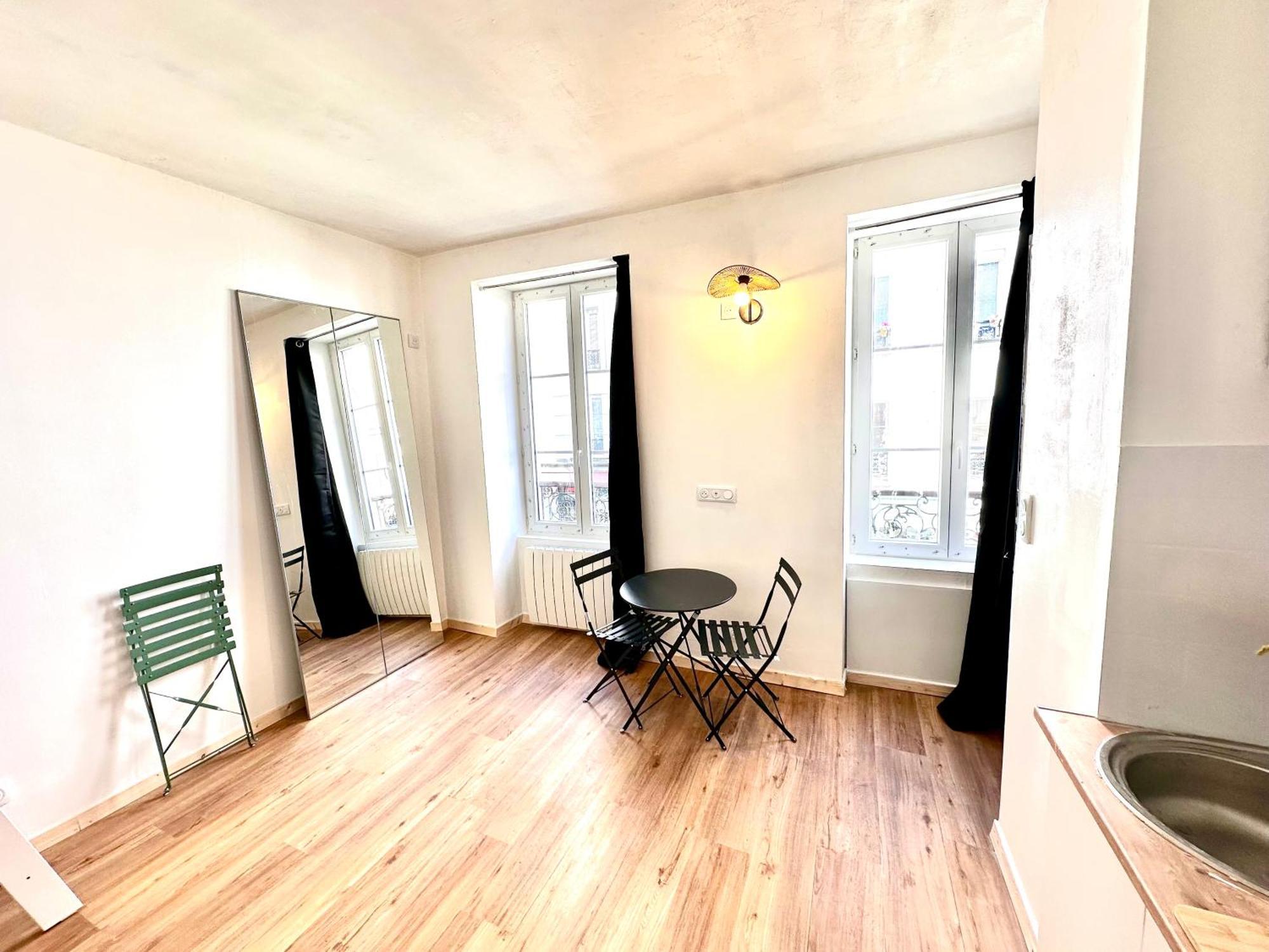 Sunny In The Heart Of 11eme Appartement Parijs