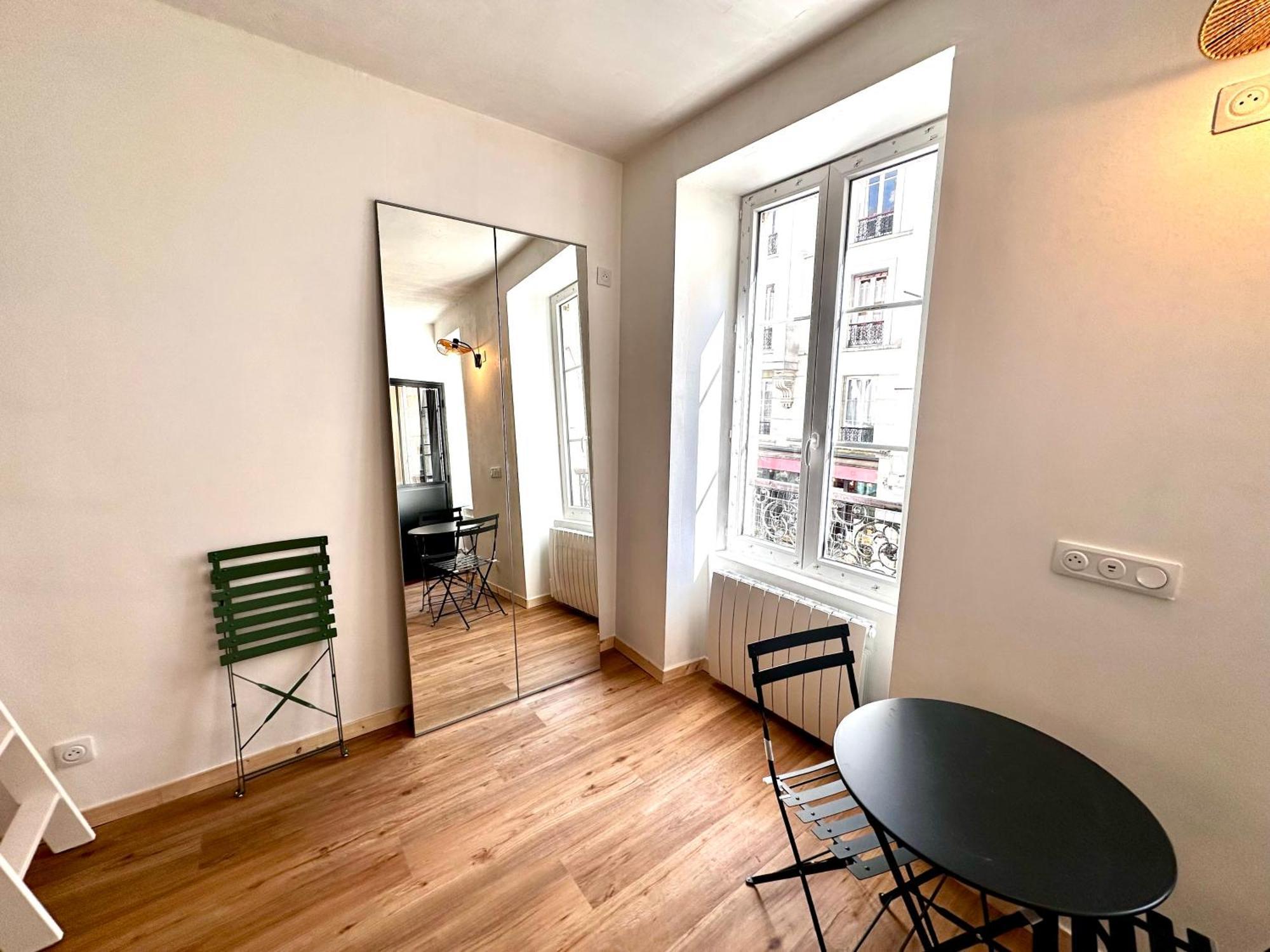 Sunny In The Heart Of 11eme * Parijs