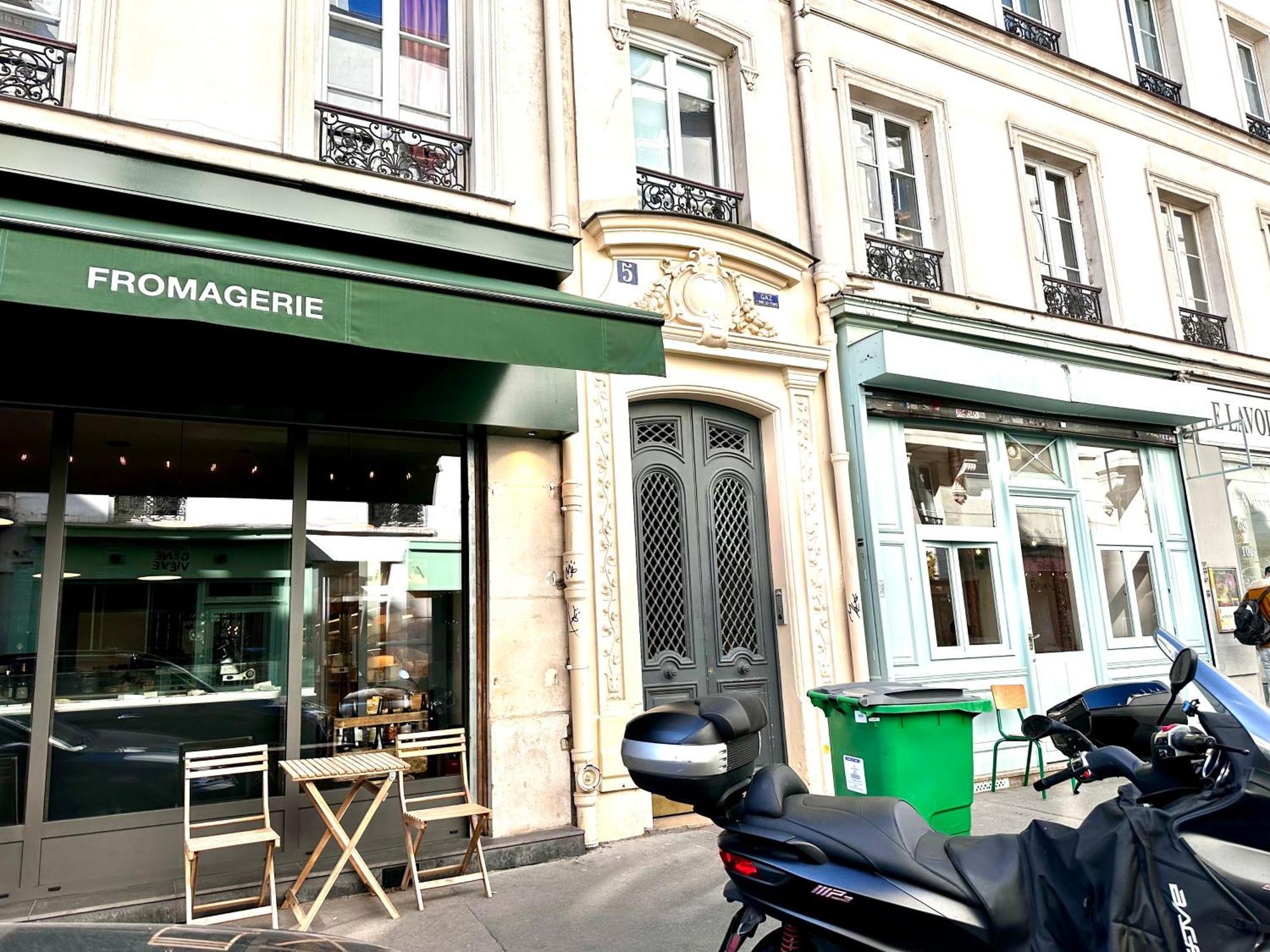 Sunny In The Heart Of 11eme Parijs