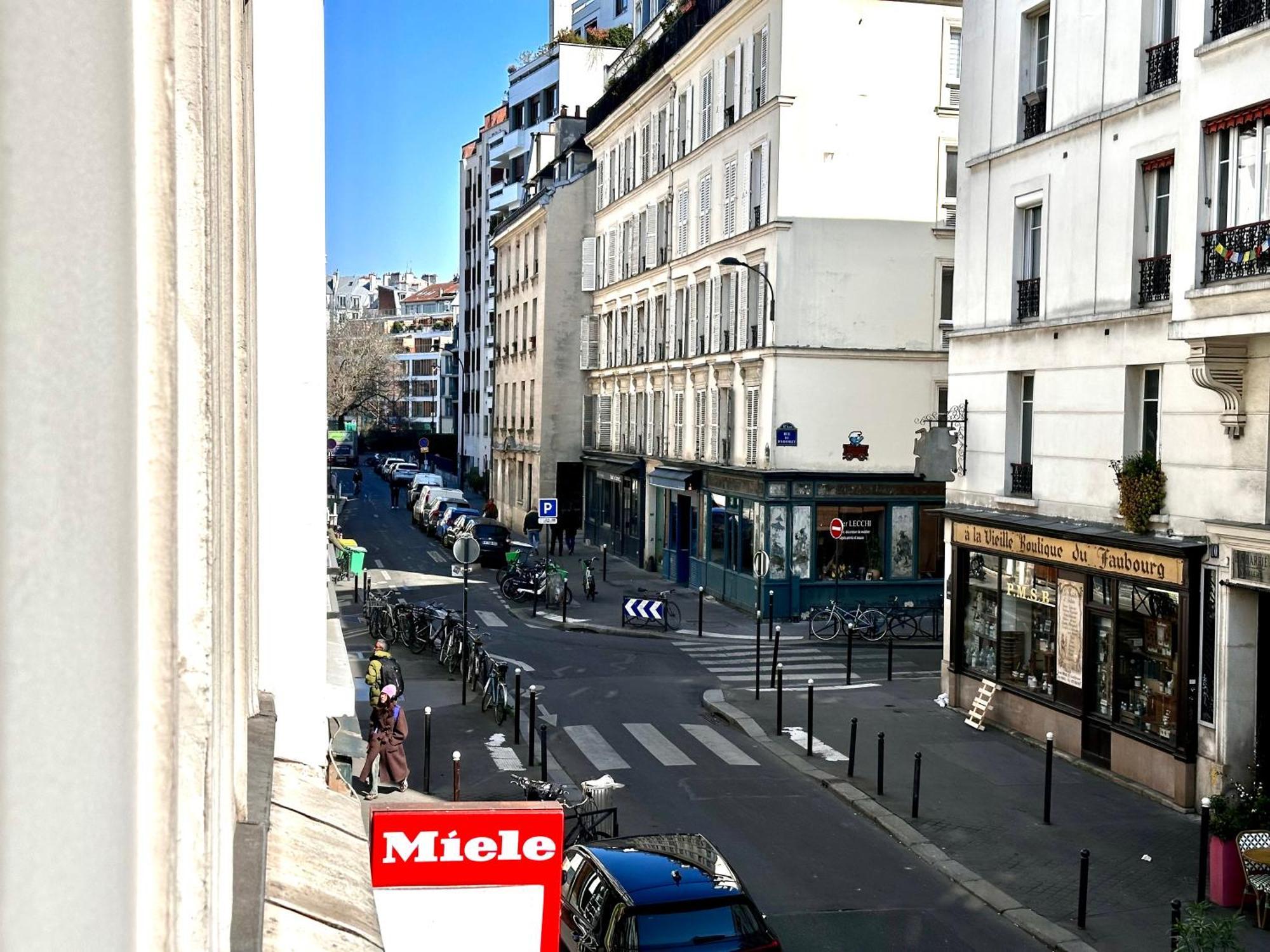 Sunny In The Heart Of 11eme * Parijs
